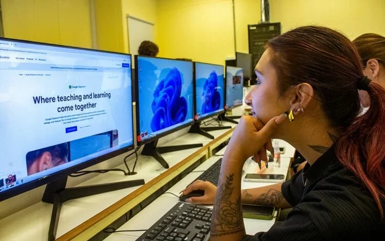 Estudiante universitario tomando un curso de idiomas en línea