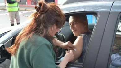 Voluntarios de la Municipalidad de Córdoba aplicando vacunas en la jornada Autovac