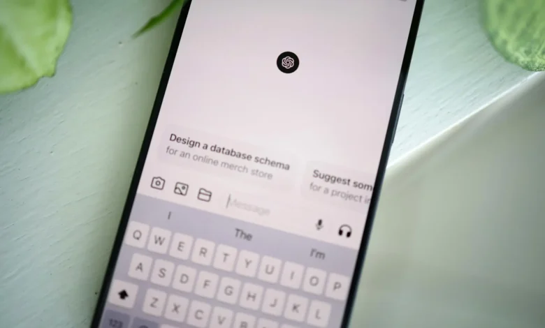Captura de pantalla que muestra anuncios insertados en la interfaz de ChatGPT