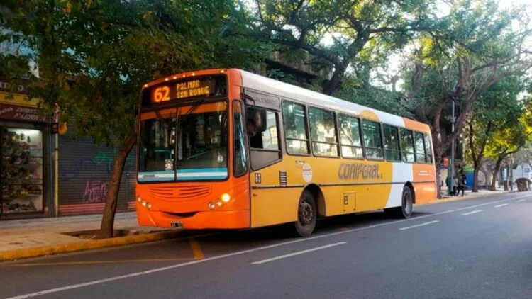 Imagen de un colectivo vacío en la calle durante un paro