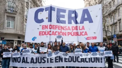 Docentes marchando en protesta por mejores condiciones laborales