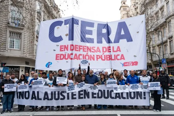 Docentes marchando en protesta por mejores condiciones laborales