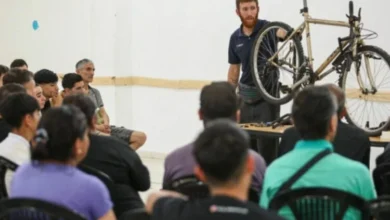 Grupo de personas aprendiendo a reparar bicicletas en una clase en la Universidad Libre del Ambiente
