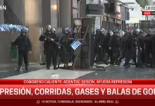 Imágenes de la represión en el Congreso, con agentes de seguridad arrojando gases lacrimógenos y balas de goma contra manifestantes y periodistas.