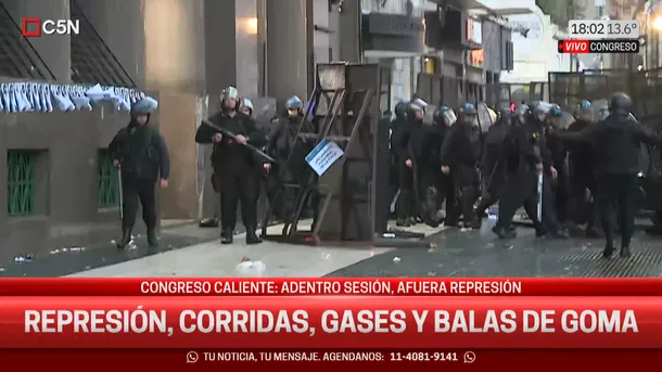 Imágenes de la represión en el Congreso, con agentes de seguridad arrojando gases lacrimógenos y balas de goma contra manifestantes y periodistas.