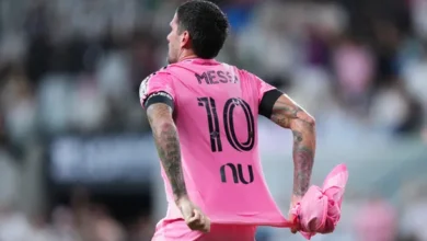 Rodrigo De Paul y Lionel Messi en un gesto de solidaridad en el estadio Nu