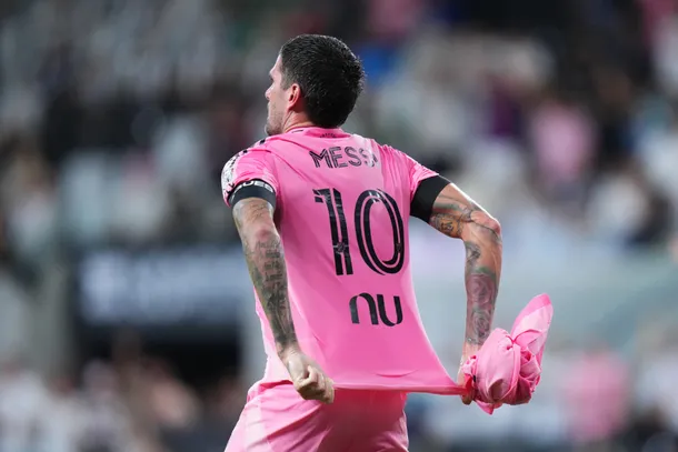 Rodrigo De Paul y Lionel Messi en un gesto de solidaridad en el estadio Nu