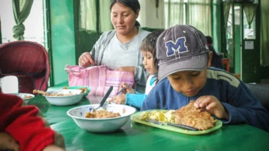 Familia reunida alrededor de una mesa con poca comida, reflejando la crisis económica en Córdoba