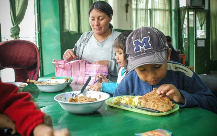 Familia reunida alrededor de una mesa con poca comida, reflejando la crisis económica en Córdoba