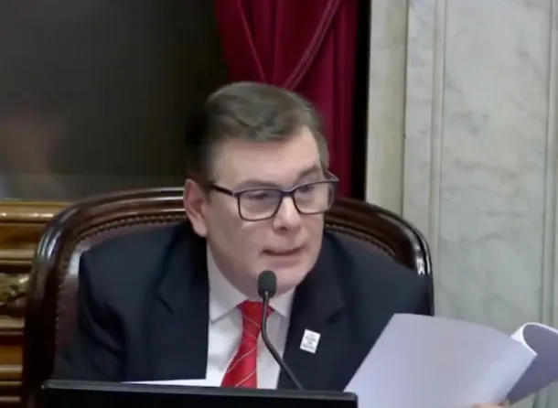 Senadores discutiendo la Ley de Propiedad Privada