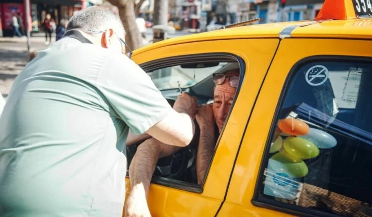 Intendente Daniel Passerini inspecciona la jornada de vacunación autovac en la DEM Centro de Córdoba