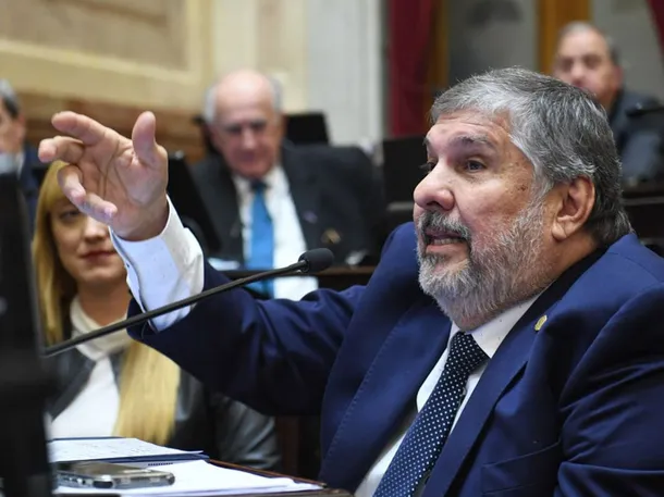 Lideres peronistas en un encuentro, Axel Kicillof, Máximo Kirchner y Sergio Massa