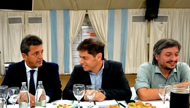 Imágen de Axel Kicillof, Sergio Massa y Máximo Kirchner juntando fuerzas para defender las PASO y la unidad dentro del peronismo