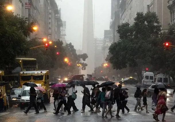 Mapa del AMBA con lluvias y temperaturas bajas
