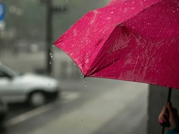 Cielo nublado con lluvia en el AMBA