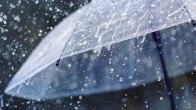 Persona abrigada y con paraguas en un día de lluvias