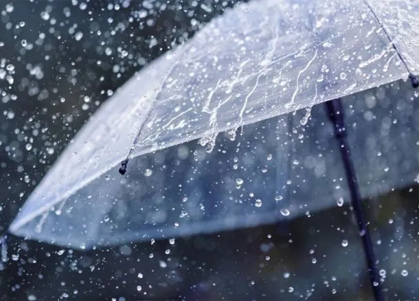 Persona abrigada y con paraguas en un día de lluvias