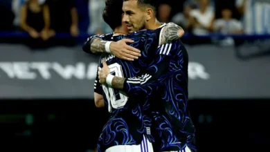 Jugadores de la Selección Argentina apoyando a Lionel Messi