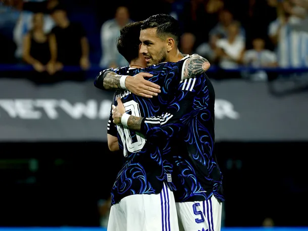 Jugadores de la Selección Argentina apoyando a Lionel Messi