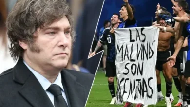 Imagen de la bandera de Malvinas siendo exhibida por la Selección Argentina