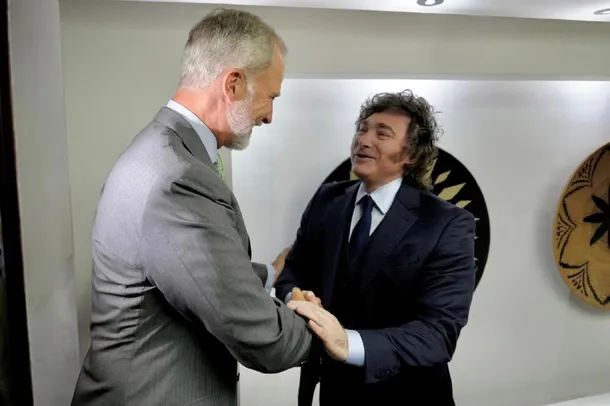 Javier Milei y el rey Felipe VI de España en la investidura presidencial de Colombia