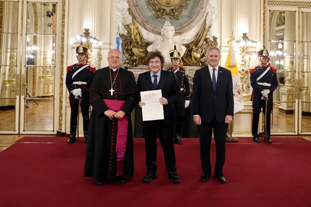 El presidente Javier Milei y el Nuncio Apostólico Monseñor Michael Wallace Banach se reúnen en Casa Rosada