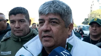 Pablo Moyano hablando con la prensa sobre el escándalo de su hermano