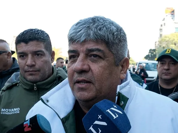 Pablo Moyano hablando con la prensa sobre el escándalo de su hermano