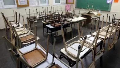 Docentes en paro frente a una escuela
