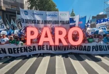 Docentes universitarios protestan en la sede de la Universidad Nacional de Córdoba durante el paro de 48 horas