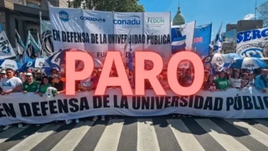 Docentes universitarios protestan en la sede de la Universidad Nacional de Córdoba durante el paro de 48 horas