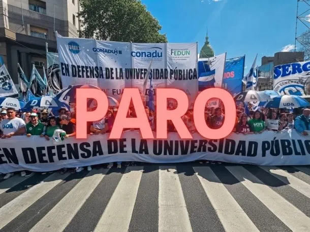 Docentes universitarios protestan en la sede de la Universidad Nacional de Córdoba durante el paro de 48 horas