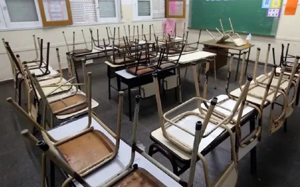 Docentes en paro frente a un establecimiento educativo