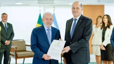 Bandera de Argentina y Brasil entrelazadas, simbolizando la crisis diplomática