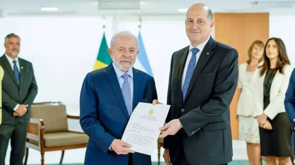 Bandera de Argentina y Brasil entrelazadas, simbolizando la crisis diplomática