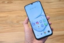 realme C100 con pantalla y batería destacada