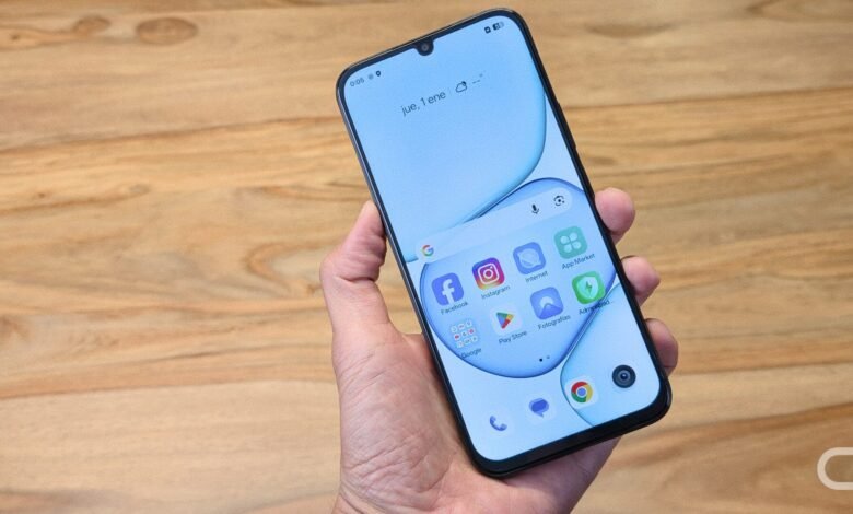 realme C100 con pantalla y batería destacada