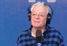 Foto de Salomón 'Lalo' Wainberg en el estudio de radio