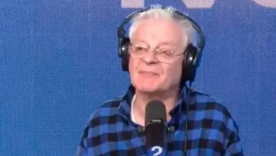 Foto de Salomón 'Lalo' Wainberg en el estudio de radio