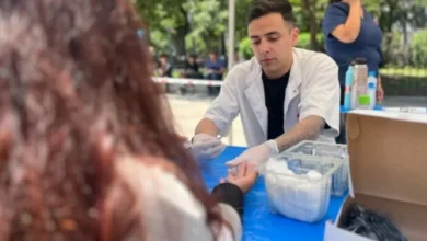Personal de salud realizando testeos en un centro comunitario