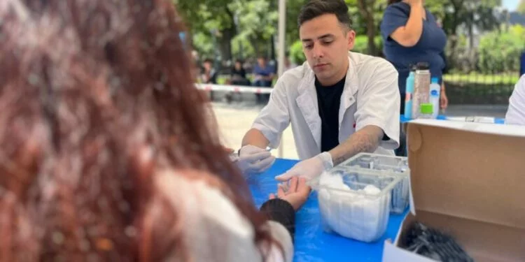 Personal de salud realizando testeos en un centro comunitario