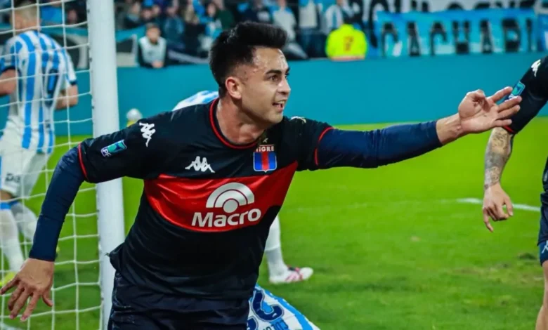 Imagen del partido de fútbol entre Tigre y Racing en el estadio de Victoria