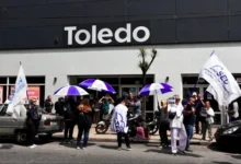 Foto de una sucursal de supermercados cerrada
