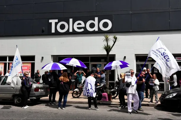 Foto de una sucursal de supermercados cerrada