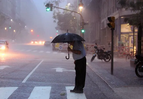 Ilustración de un frente frío con lluvias en Buenos Aires