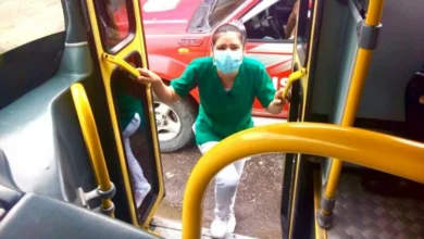 Trabajadores esenciales protestando por el boleto gratuito