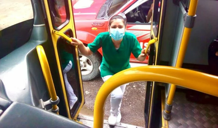 Trabajadores esenciales protestando por el boleto gratuito