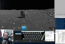 Scott Manley con un ZX Spectrum y una pantalla de simulación