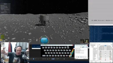 Scott Manley con un ZX Spectrum y una pantalla de simulación