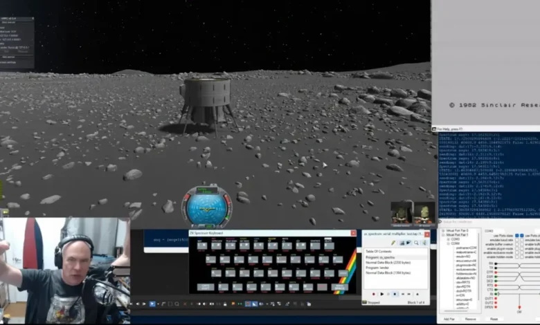 Scott Manley con un ZX Spectrum y una pantalla de simulación